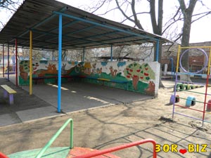 Детский сад, игровая площадка и беседка
