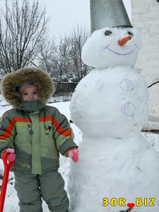 Девочка и снеговик. Лепим снеговика