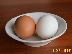 Куриные яйца в блюдце