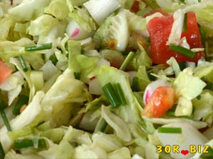 Салат из свежей капусты, помидоров и редиса