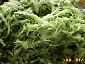 Салат из капусты, огурцов и зелёного лука
