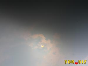 На фото Солнце и Луна во время затмения