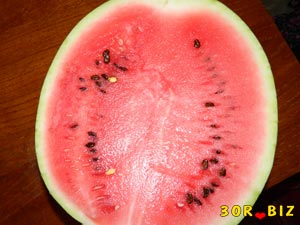 Арбуз, разрезанный плод