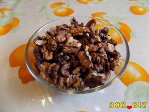 Очищенные грецкие орехи на тарелке