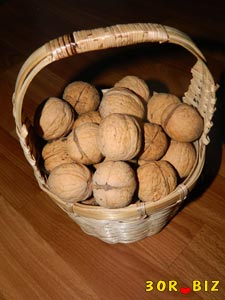 Грецкие орехи в корзинке