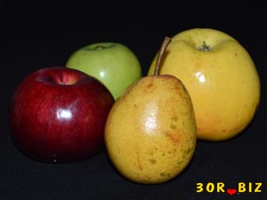 Яблоки и груша