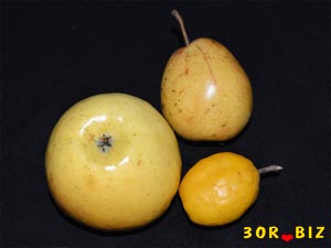 Жёлтые яблоко, груша и айва