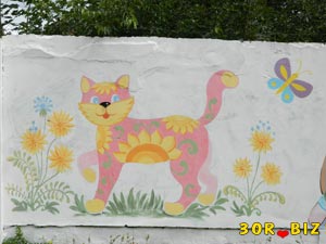 Детские рисунки. Граффити розовый кот на заборе
