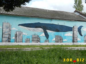 Граффити на стене дома, кит и город