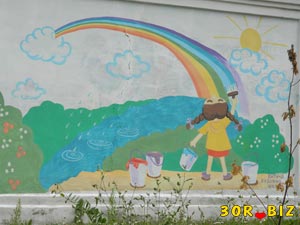Граффити на стене. Детские рисунки. Девочка и радуга.