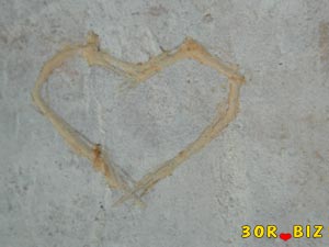 Нацарапанное граффити сердце на стене.